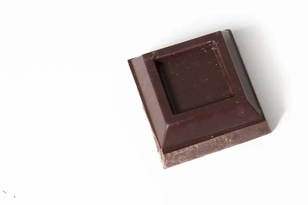 Pezzi di cioccolato isolati su sfondo bianco — Foto Stock