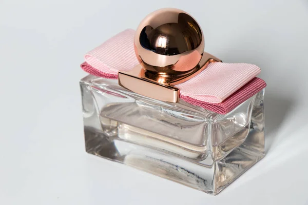 Fehér alapon izolált parfümpalack — Stock Fotó