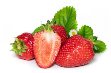 İzole çilekler. Üç meyve, beyaz arka planda bir kesik..