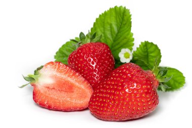 Yapraklı çilek. Beyaz bir arkaplanda izole edilmiş