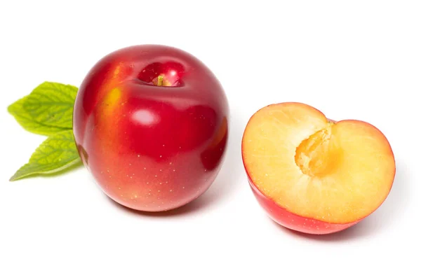 Fruta Ameixa Com Folha Ameixa Isolada Sobre Fundo Branco — Fotografia de Stock