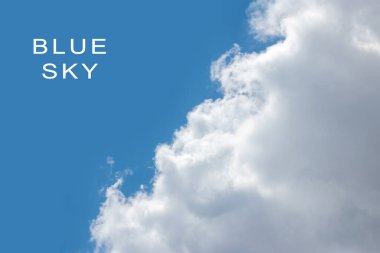 Küçük bulutlu mavi gökyüzü arkaplanı.