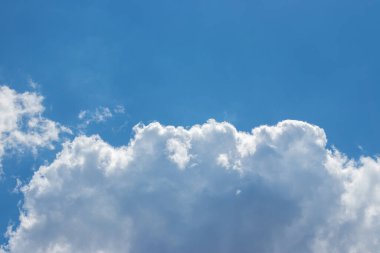 Küçük bulutlu mavi gökyüzü arkaplanı.