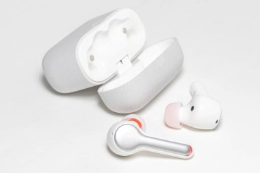 Kablosuz kulaklıklar ve beyaz arka planda izole edilmiş bir dosya. Bluetooth.