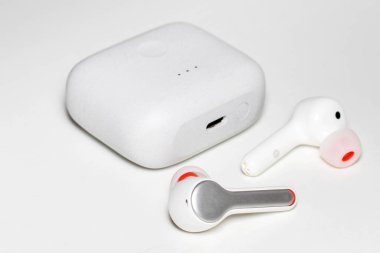 Kablosuz kulaklıklar ve beyaz arka planda izole edilmiş bir dosya. Bluetooth.