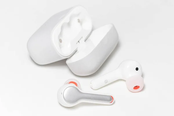 Casque Sans Fil Avec Étui Isolé Sur Fond Blanc Bluetooth — Photo