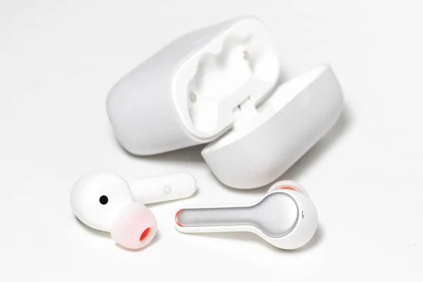 Casque Sans Fil Avec Étui Isolé Sur Fond Blanc Bluetooth — Photo