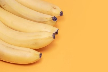 Sarı zemin üzerinde muz demeti.