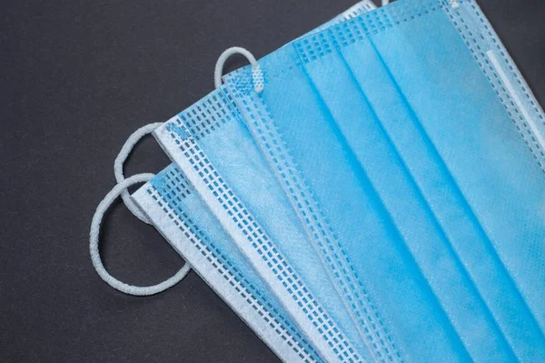 Plastik kulaklıklı cerrahi maske. Ağız ve burnu örtmek için tipik 3 katlı cerrahi maske. Bakterilerin prosedür maskesi. Koruma kavramı