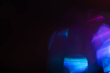 Bulanık Işık, kameraya tek bir görüntü yansıtıyor. Işık, karanlık bir arkaplanda spektral bir gradyan ile parlar. Çok renkli soyut renkli bir çizgi. Alışılmadık ışık efekti.