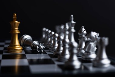 Diğer satrançların önünde duran Altın Kral satrancı, bir lider kavramı iş oyunlarında kazanmak için cesaret, liderlik ve iş vizyonuna sahip olmalıdır.