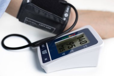 Elektronik tonometre ile kan basıncı ölçümü.