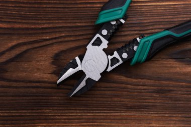 Nipper köşegen kesme pensesi ahşap arka planda.