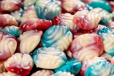 Beyin şeklinde çiğnenmiş jöle şekeri. Cadılar Bayramı partisi için korkutucu tatlılar.