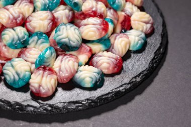 Beyin şeklinde çiğnenmiş jöle şekeri. Cadılar Bayramı partisi için korkutucu tatlılar.