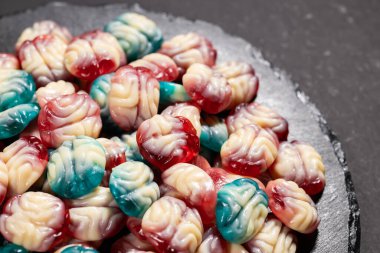 Renkli beyin şekilli jöle şekerler, lezzetli renkli Cadılar Bayramı şekerlemeleri..