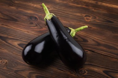 Tahtada pişirmek için taze organik patlıcan..