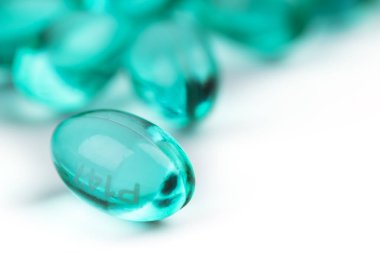 Mavi destek kapsülleri beyaz arkaplanda izole edildi.