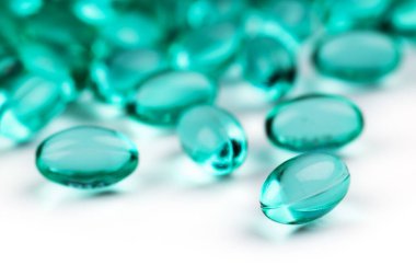 Mavi renkli yumuşak kapsül yığını beyaz arkaplanda izole edildi.