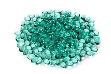 Mavi renkli yumuşak kapsül yığını beyaz arkaplanda izole edildi.