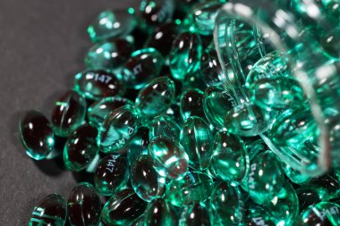 Vitamin kapsülleri şişede. Vitaminler, diyet takviyeleri, ilaçlar, eczane, ilaç ve sağlık konsepti. kapsül eczane şişesi ilaç konsepti.