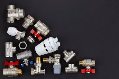 Koyu arkaplanda birbirine bağlı su topu vanası.