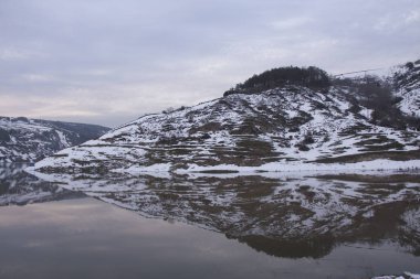 Mavi gökyüzü güzel karla kaplı dağlar
