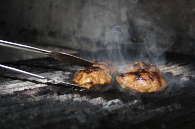 Domuz pirzolası Barbekü, doğal ışık, retro tonda, seçici odak alan sığ derinliği ile. Türk köfte