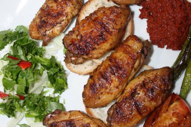 plaka sebze arka plan, üstten görünüm ile ızgara tavuk