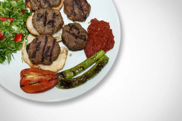 Pyszne Tureckie Kofte Tradycyjnych Kebab Grillowanych Pomidorów Białym Talerzu Klopsiki — Zdjęcie stockowe