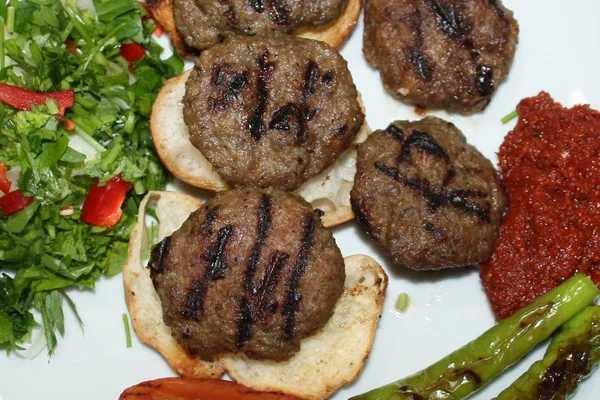 Pyszne Tureckie Kofte Tradycyjnych Kebab Grillowanych Pomidorów Białym Talerzu Klopsiki — Zdjęcie stockowe