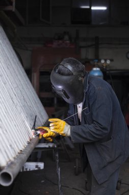 Fabrikadaki çelik kaynak fabrikasında sanayi işçisi