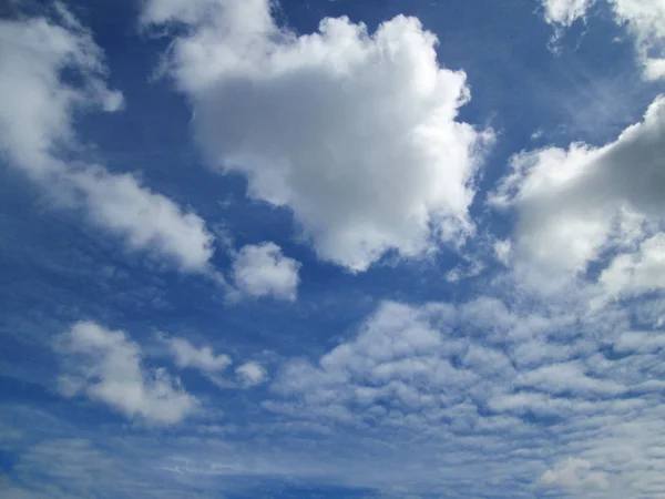 Der Himmel Ist Eine Seltsame Weiße Wolke — Stockfoto