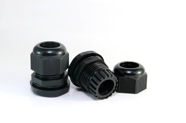 Beyaz bir arka plan üzerinde siyah kablo bezi.