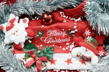 Merry christmas, kar adam, çan, Noel Baba, kar ve tek bir kırmızı zemin üzerinde yerleştirilen şapka içerir