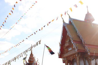 Bu resimde, Tay halkının bir gelenektir. Bu Budist hak iş var. Banknotlar birlikte dikilir. Bayrak birlikte karıştırılır. Güzel üst üste sıralanmış. Kilisenin çatısı bağla.