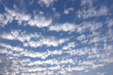 Gökyüzü oldukça garip. Bir küçük küp.