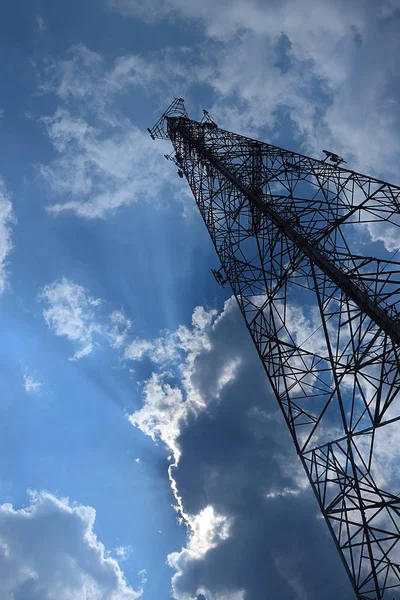 Telefontornet Från Botten Till Toppen Bakgrunden Vacker Himmel — Stockfoto