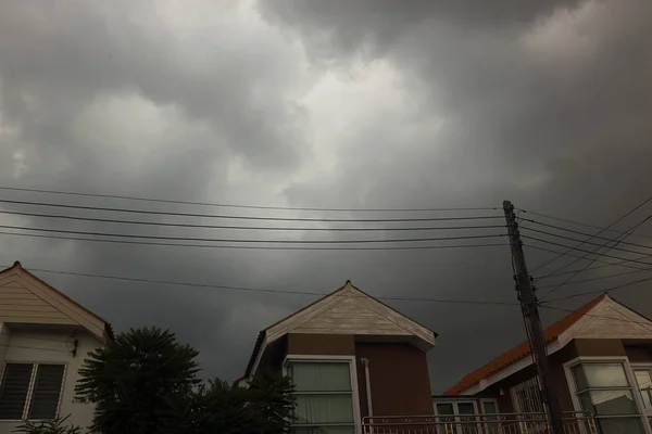 Gökyüzü koyu yağmur bulutlarıyla kaplıydı..