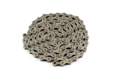 Bir bisiklet zinciri beyaz bir zeminde daireler çiziyor..
