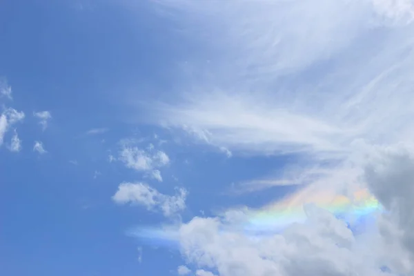 Céu Com Nuvens Cumulus Arco Íris Através — Fotografia de Stock