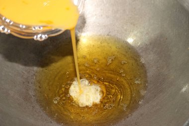 Yumurtaların sarısı ve beyazı komple bir araya getirilerek orta miktarda yağlı sıcak bir tavaya konur ve omlet yapılır..