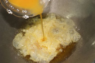 Yumurtaların sarısı ve beyazı komple bir araya getirilerek orta miktarda yağlı sıcak bir tavaya konur ve omlet yapılır..