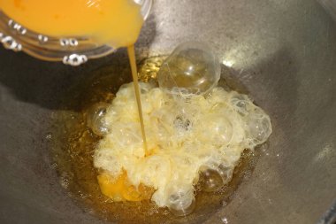 Yumurtaların sarısı ve beyazı komple bir araya getirilerek orta miktarda yağlı sıcak bir tavaya konur ve omlet yapılır..