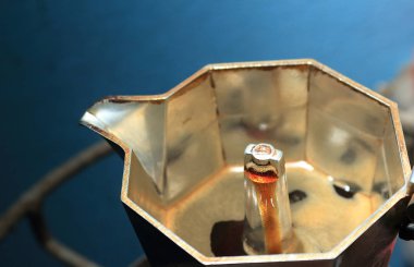 İtalyan Moka demliği kahve yapıyor ve içecek akmaya başlıyor..