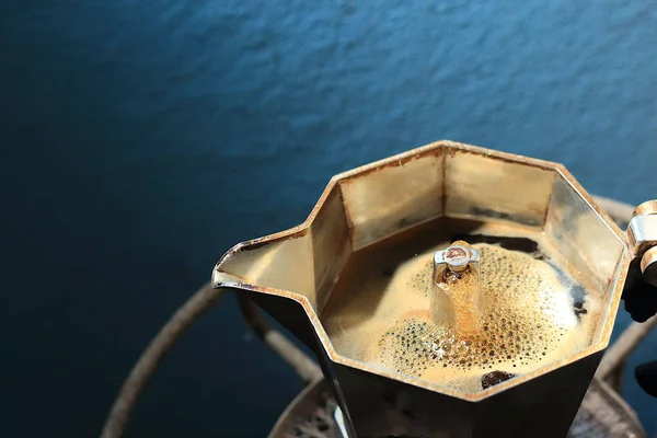 İtalyan Moka demliği kahve yapıyor ve içecek akmaya başlıyor..