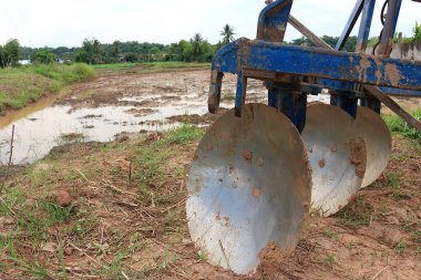 Pirinç tarlalarının yanına yerleştirilmiş üç silindirli bir çerçeve..