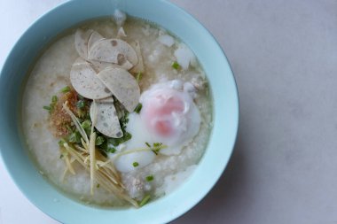 Pişmiş mısır. Üzerine rafadan yumurta, kıyma, domuz sosisi, kızarmış sarımsak ve zencefil. Lezzetli görünüyor.