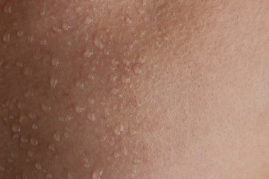 Yakın plan fotoğraf. Egzersiz yaptıktan sonra deri terden ıslanır..