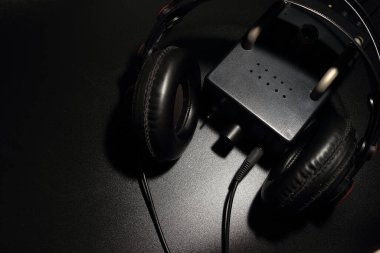 Tam boy kulaklıklar siyah arka planda bir tüp önamfisi ile yerleştiriliyor..